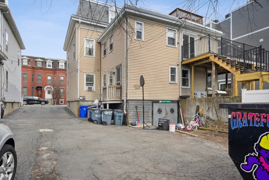 611 E 7th Street photo 2