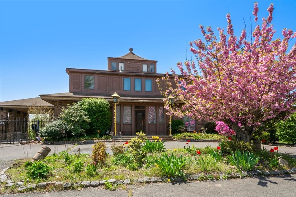 302 Maple Street photo 3