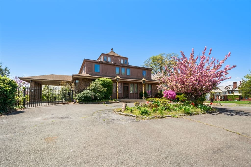 302 Maple Street photo 4