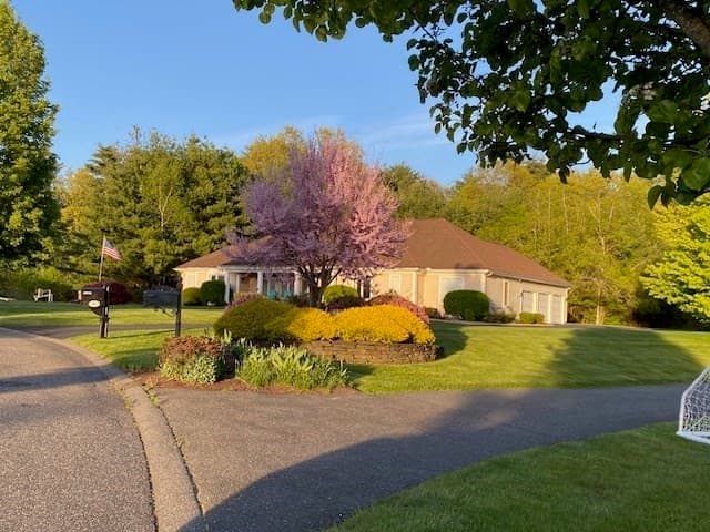 89 Nottingham Dr photo 3