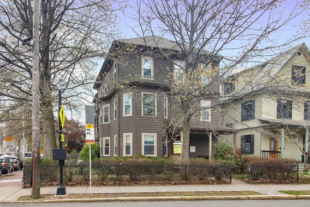 154 Elm St N photo 2