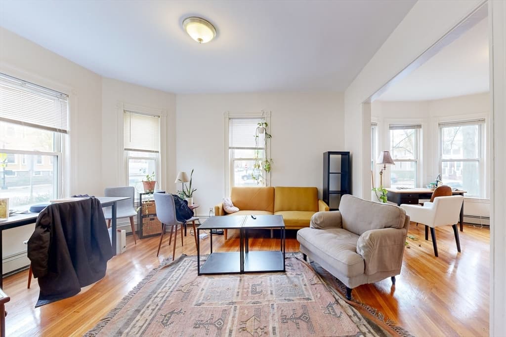 154 Elm St N photo 3