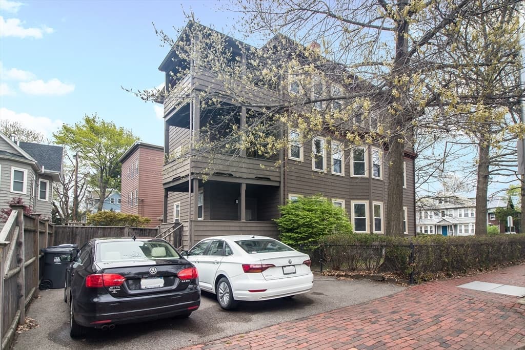154 Elm St N