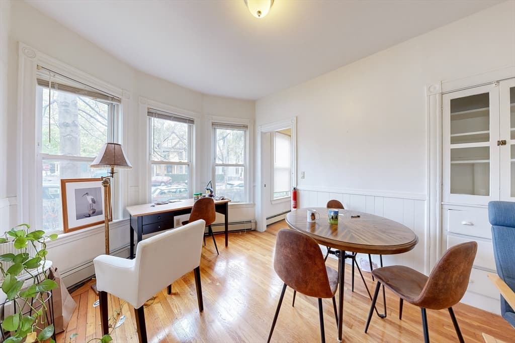 154 Elm St N photo 5