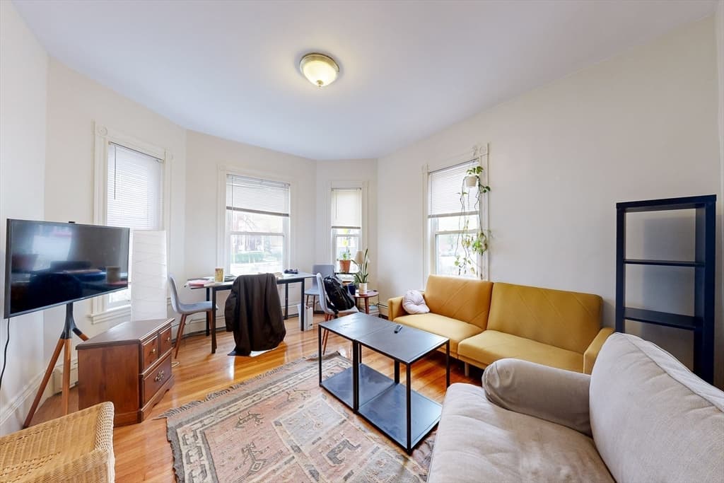 154 Elm St N photo 4