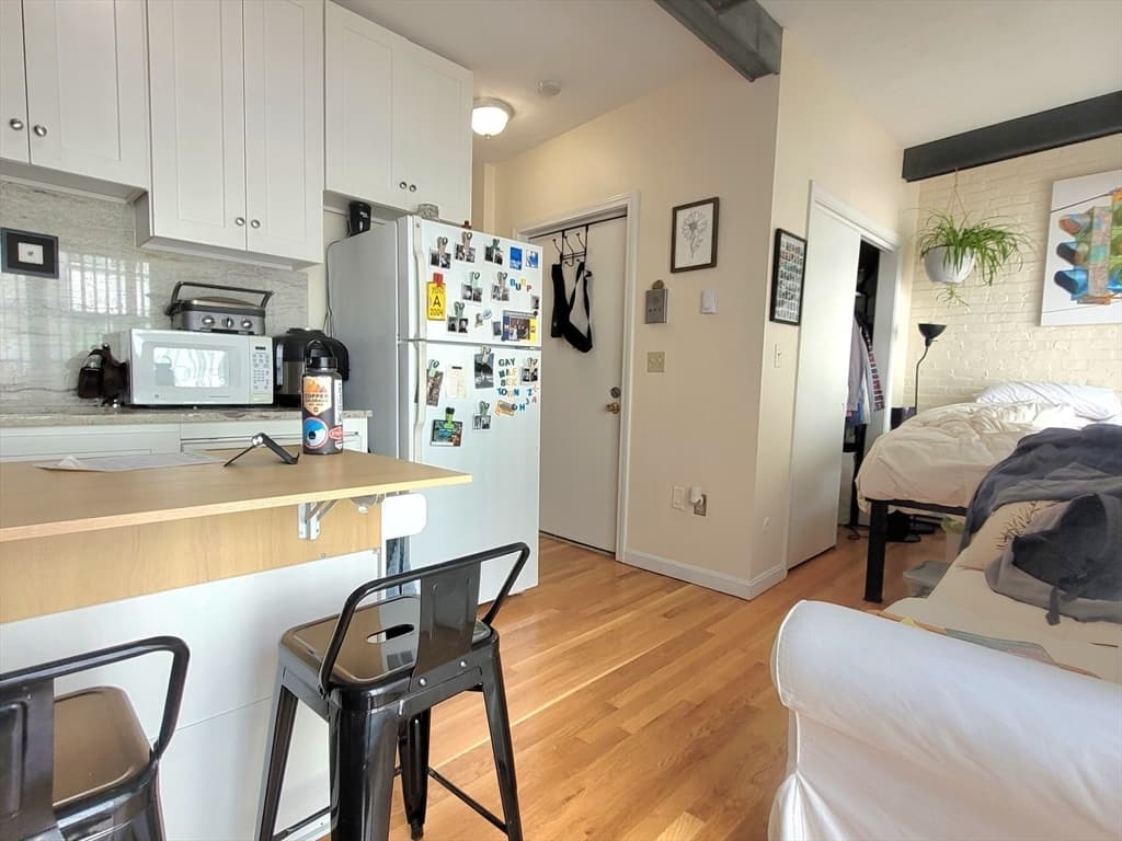 99 Hudson #E photo 3