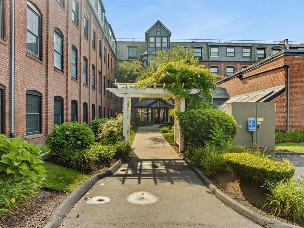 21 Linden St #409