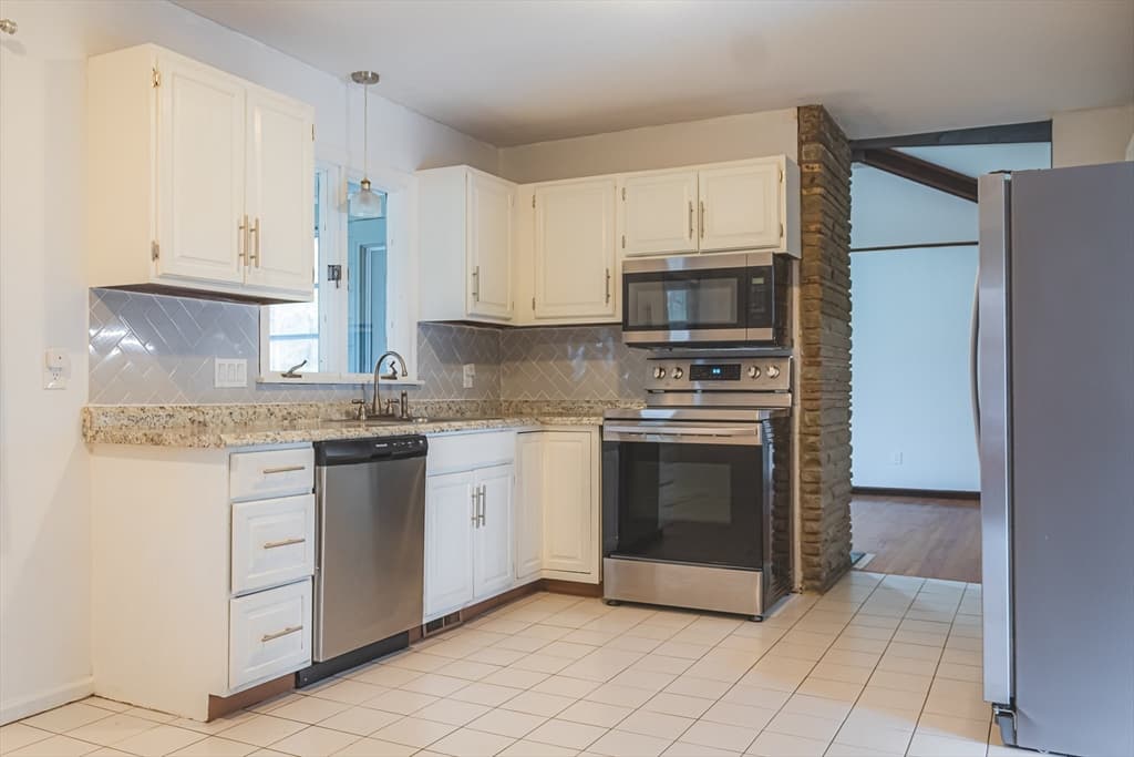 189 Academy Dr photo 2