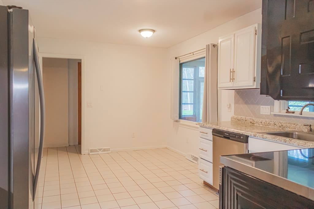 189 Academy Dr photo 3