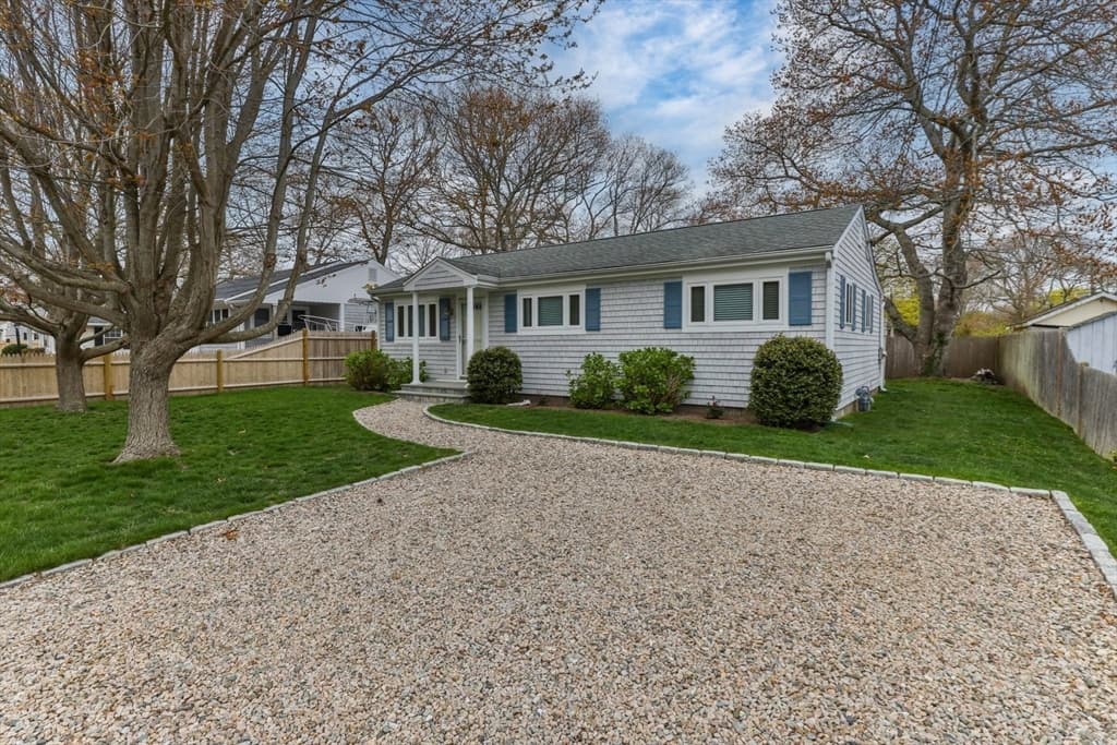 54 Iroquois St photo 2