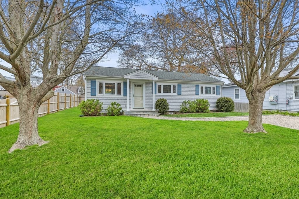 54 Iroquois St photo 3