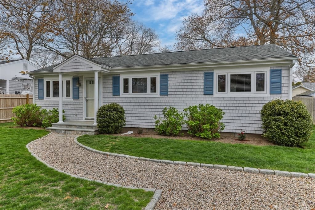54 Iroquois St photo 4