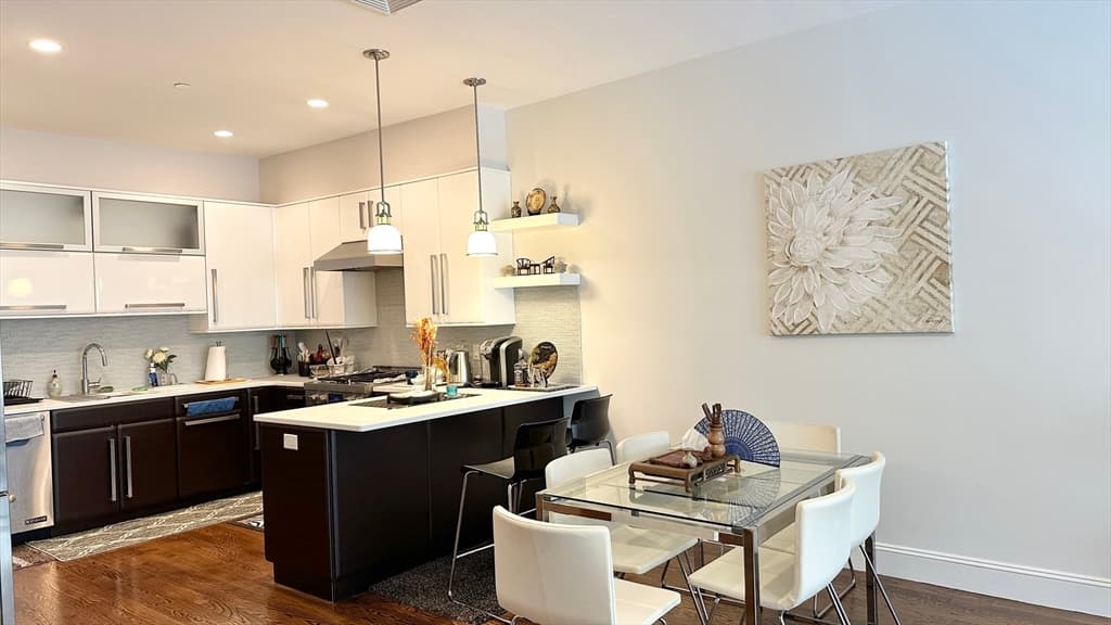 1471 Beacon St #6 photo 2