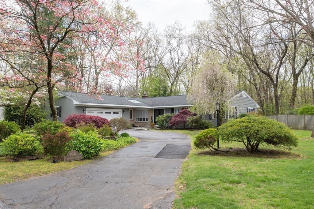 194 Primrose Dr photo 3