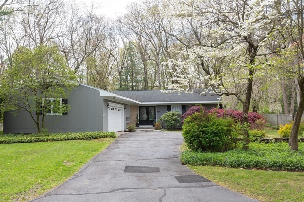 194 Primrose Dr photo 4