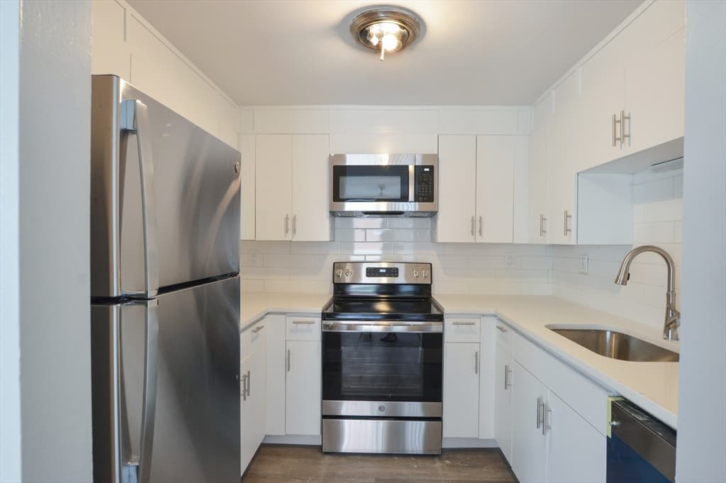 1049 Pleasant St #6 photo 2