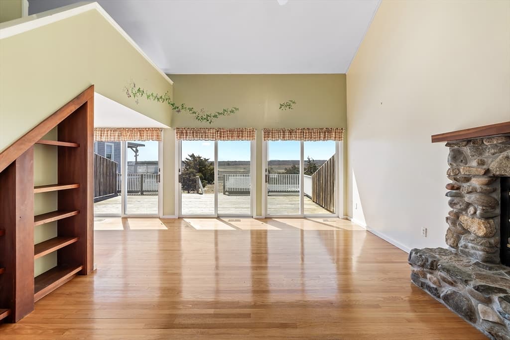212 N Shore Blvd photo 3