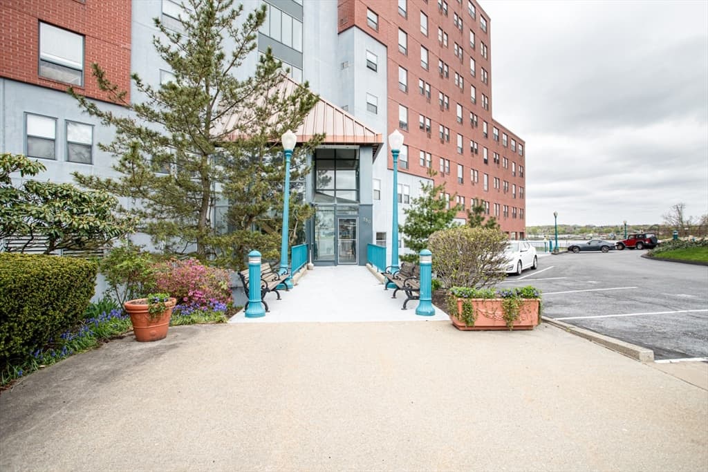 750 Davol St #413 photo 3