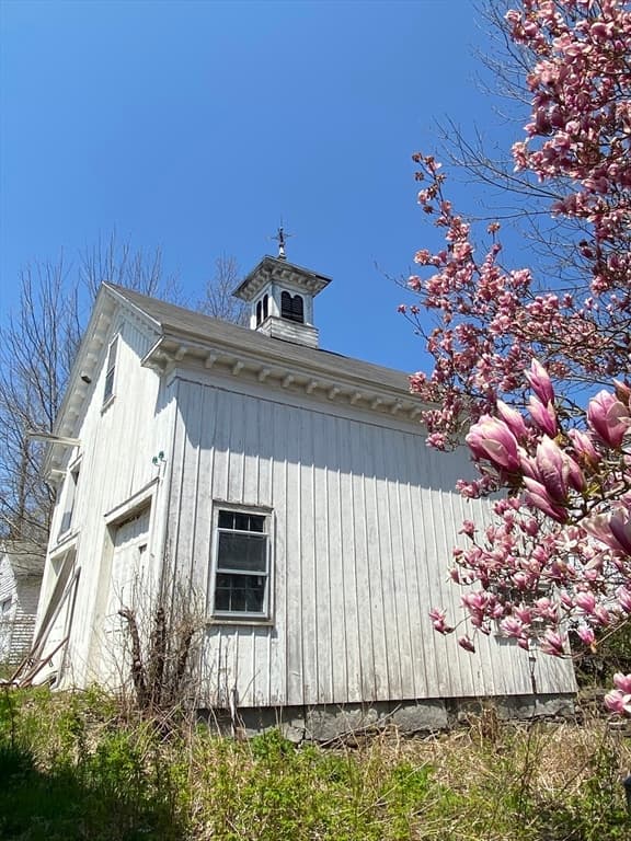 38 Pleasant St photo 3