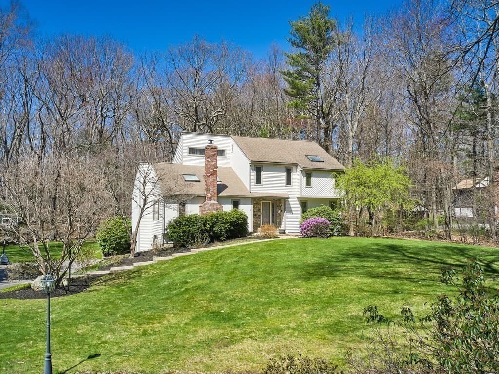 56 Teresa Rd photo 2