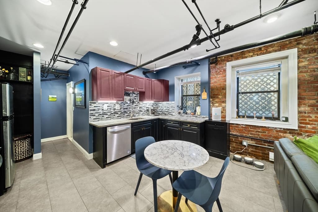 1038 Beacon St #A photo 3