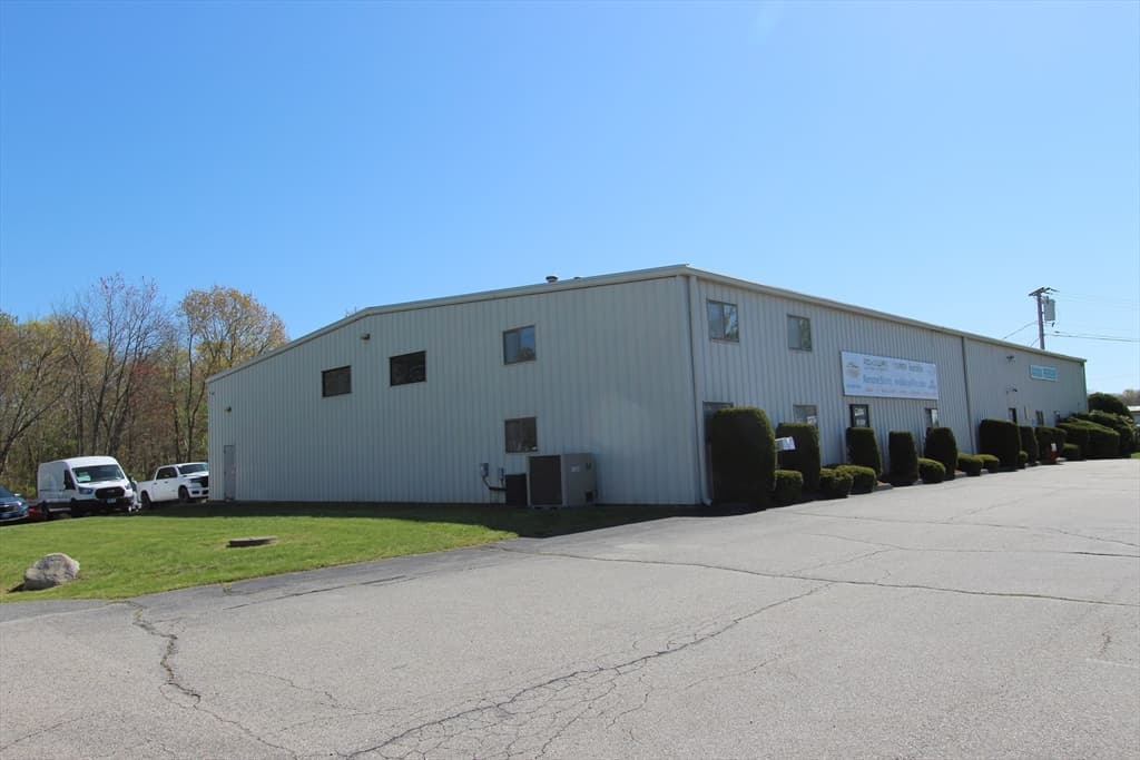 2020 Fall River Ave photo 3
