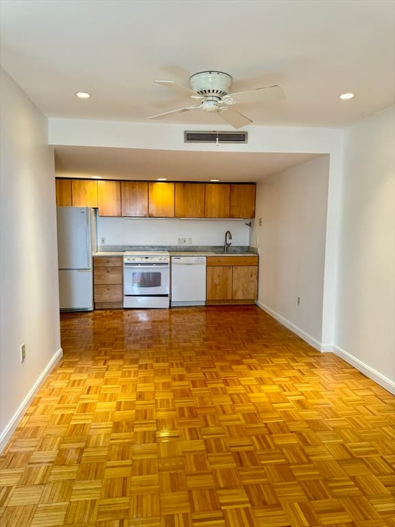 165 Cottage St #713 photo 4