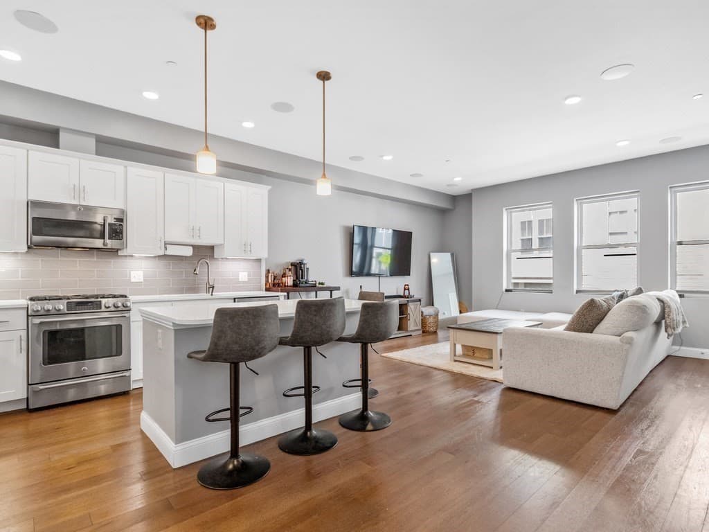170 W Broadway #209 photo 2