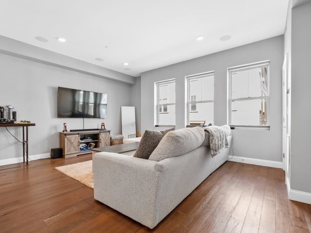 170 W Broadway #209 photo 4