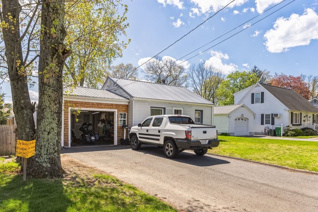 394 James St photo 3