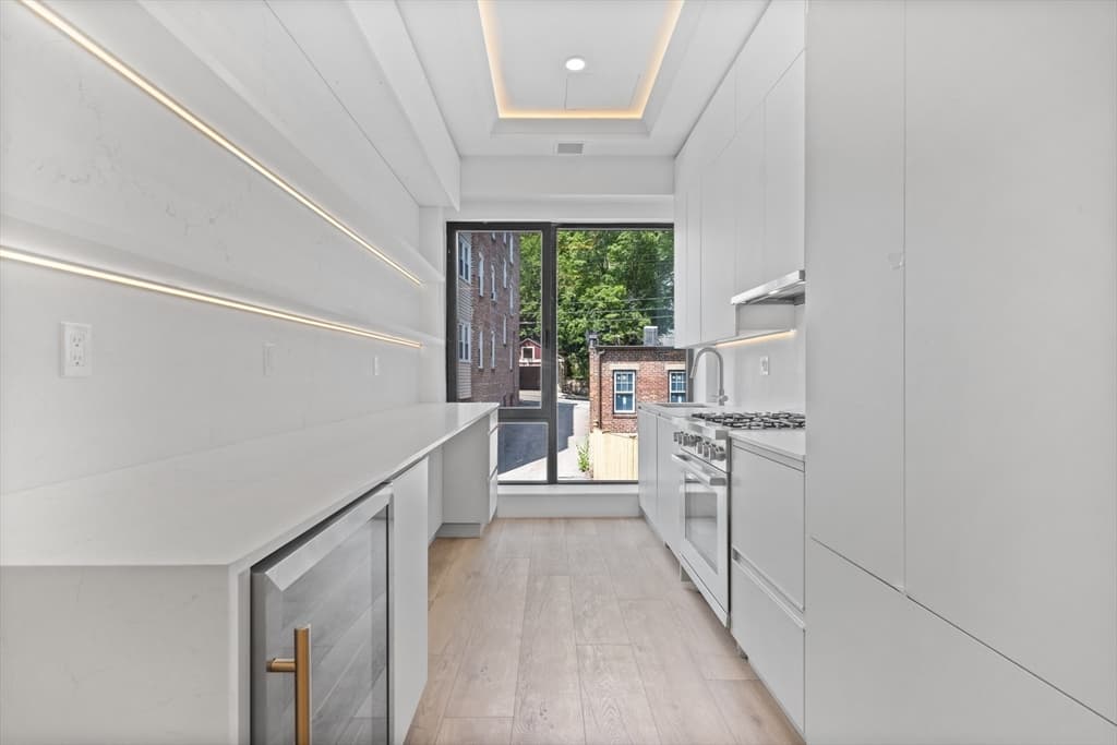 1578-1580 Beacon St #101 photo 3