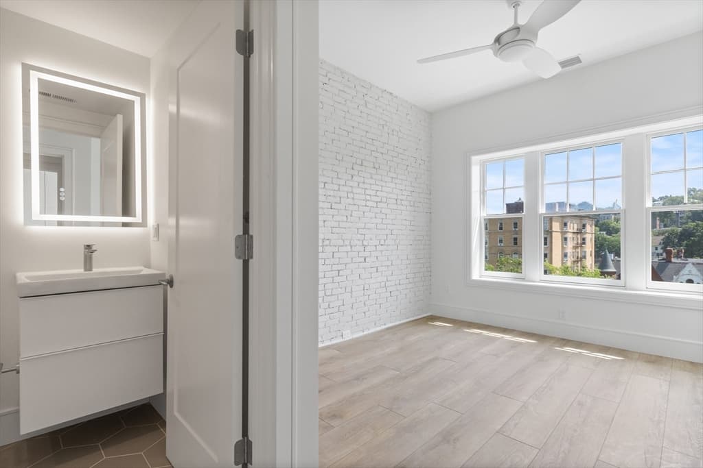 1578-1580 Beacon St #101 photo 4