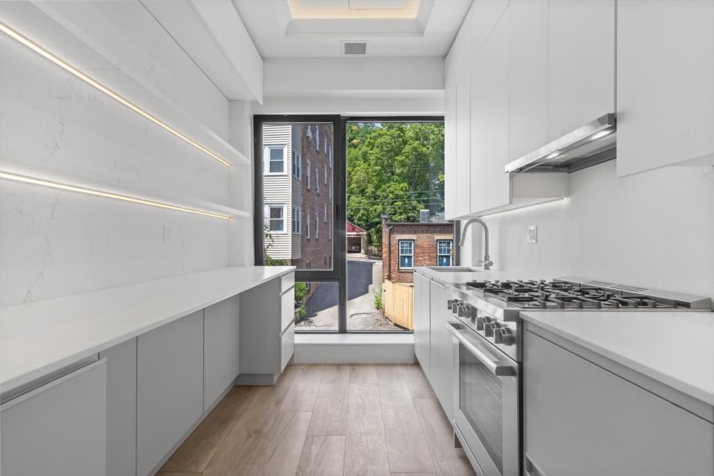 1578-1580 Beacon St #201 photo 2
