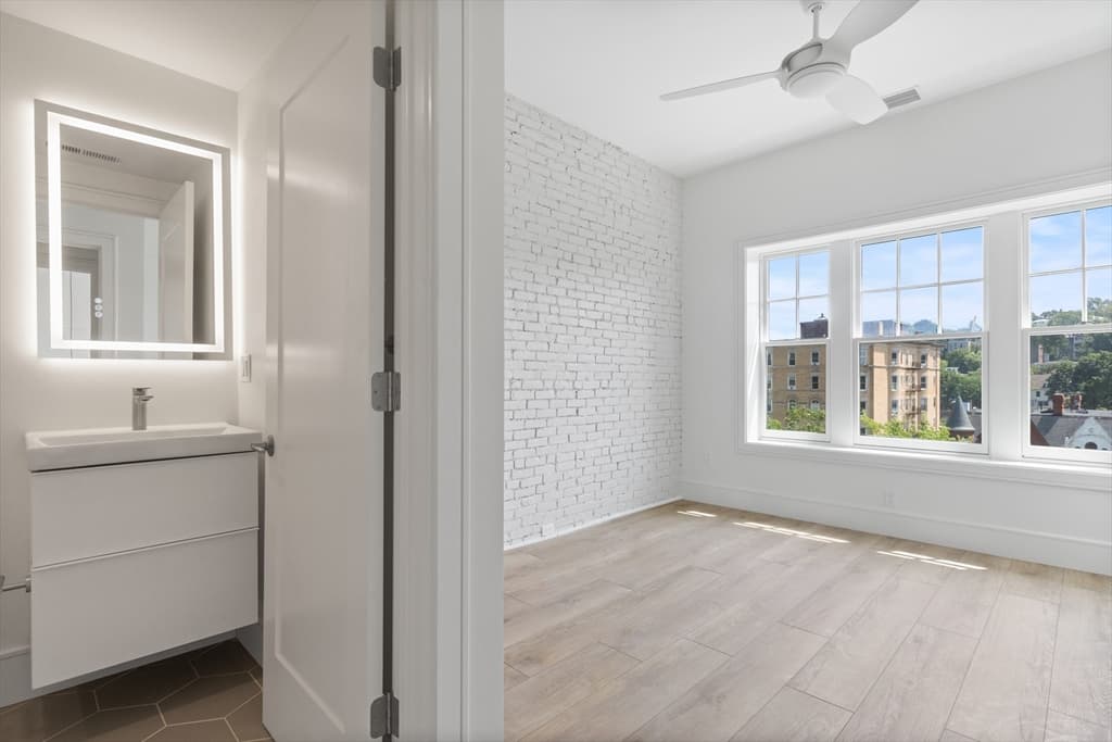1578-1580 Beacon St #201 photo 3