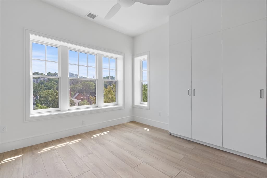 1578-1580 Beacon St #201 photo 4