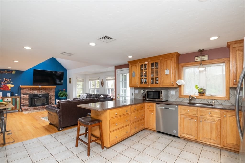 1090 Pond St photo 3