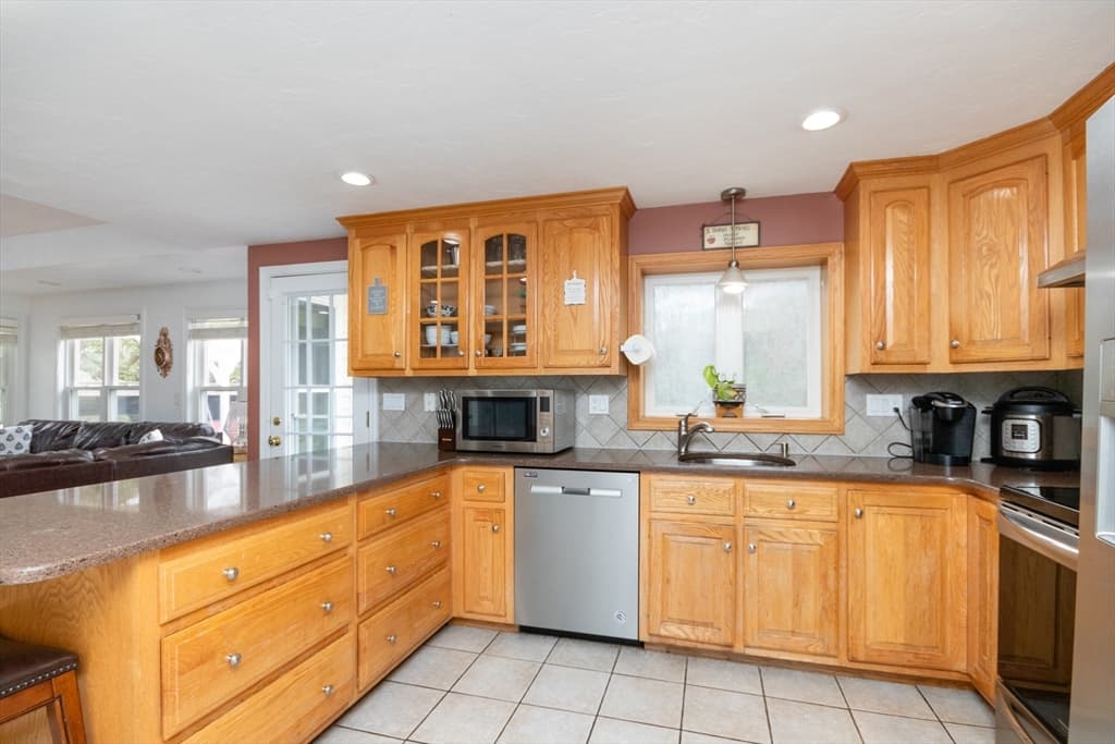 1090 Pond St photo 5