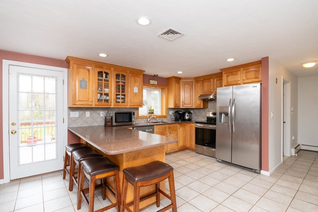 1090 Pond St photo 4