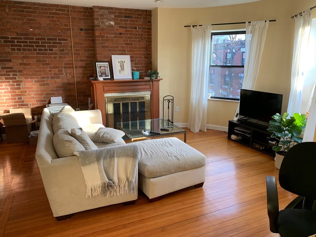 111 Gainsborough St #402