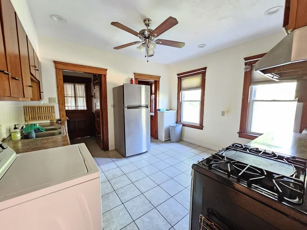 1053 Pleasant St #2 photo 5