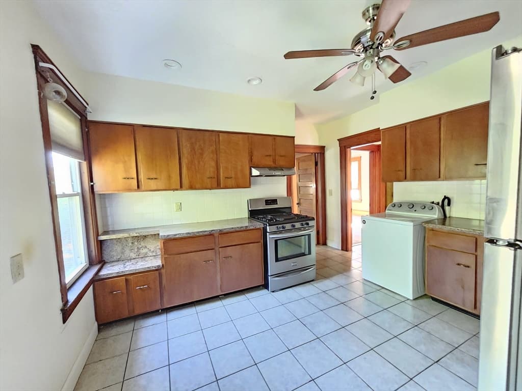1053 Pleasant St #2 photo 4