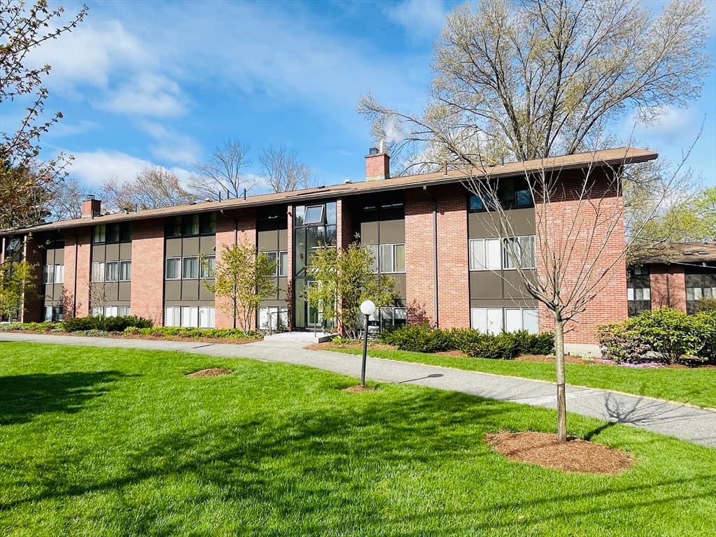 6 Longwood Drive #5