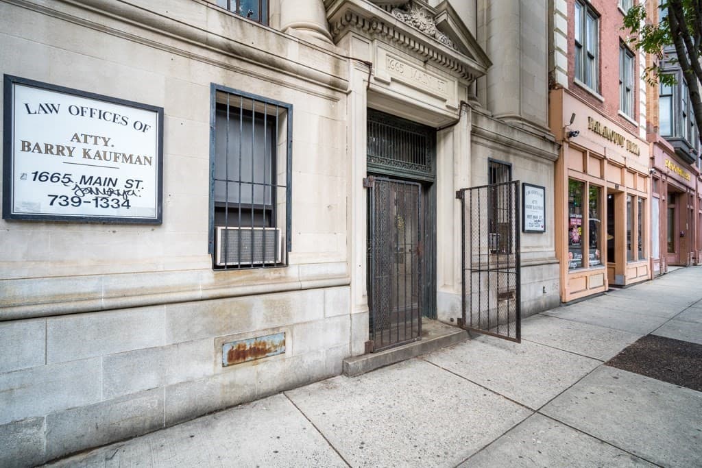 1665 Main St photo 3