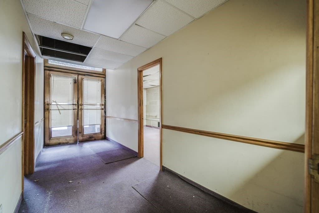 1665 Main St photo 4