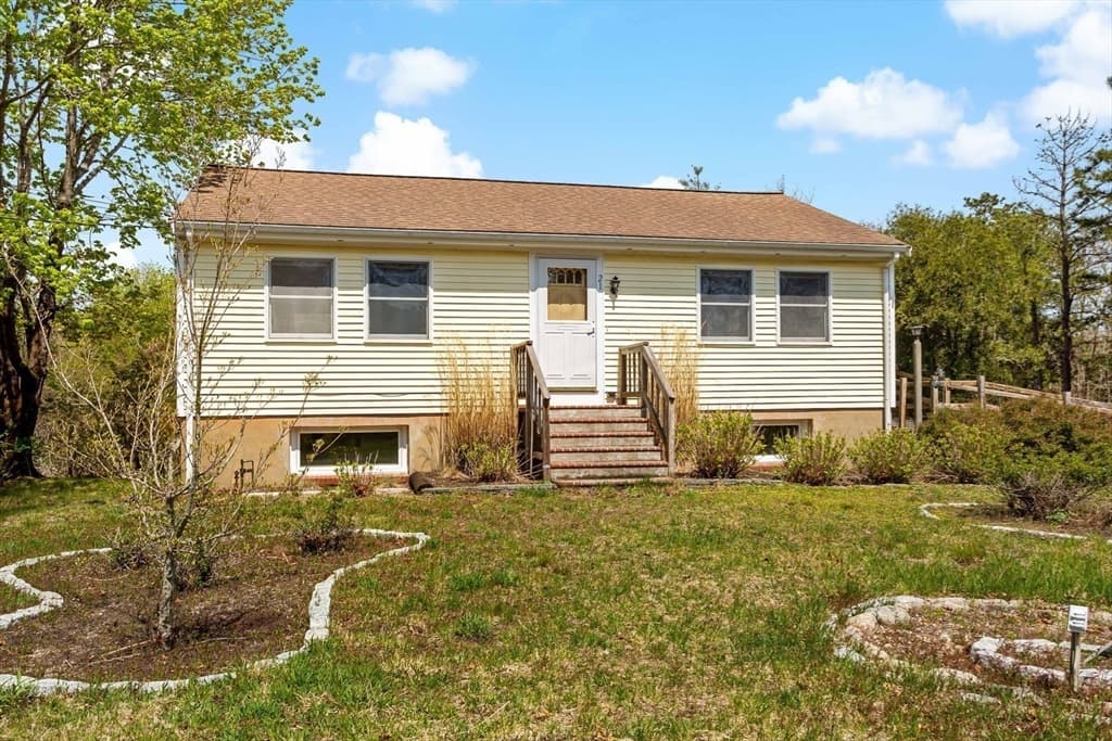 21 Pine Hollow Rd photo 3