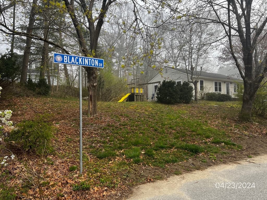 10 Blackinton Dr photo 4