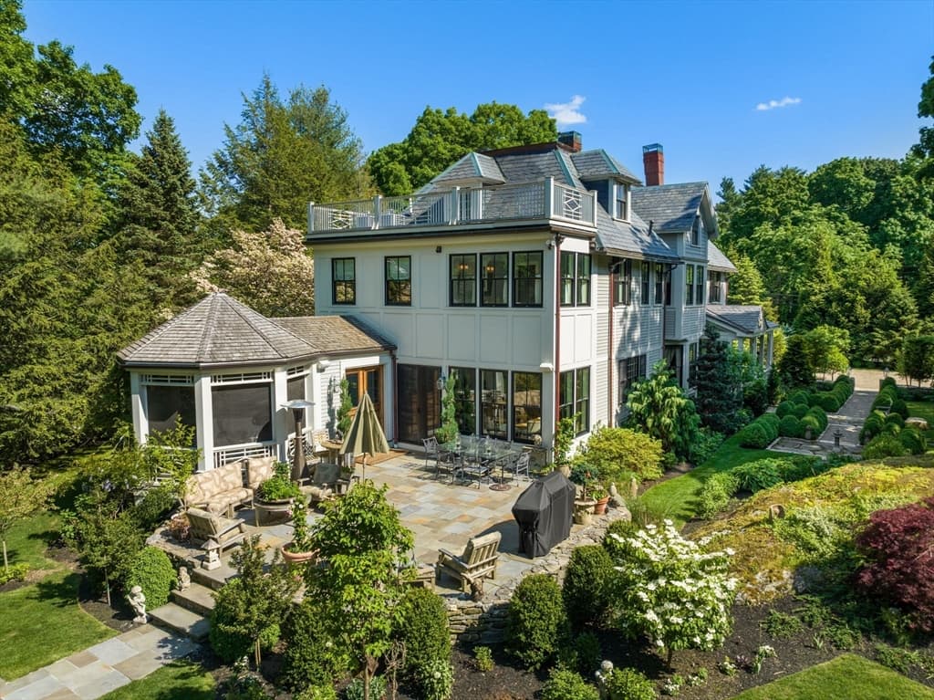 215 Boston Post Road photo 2