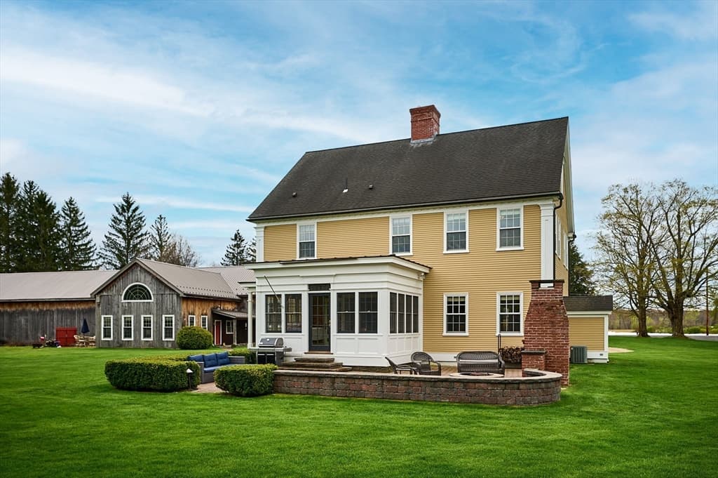161 Christian Lane photo 3