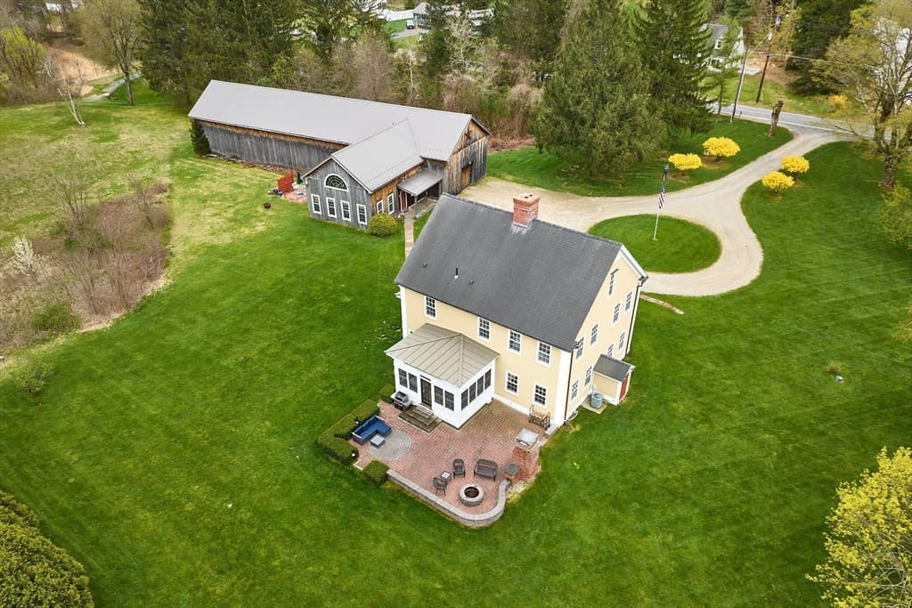 161 Christian Lane photo 5