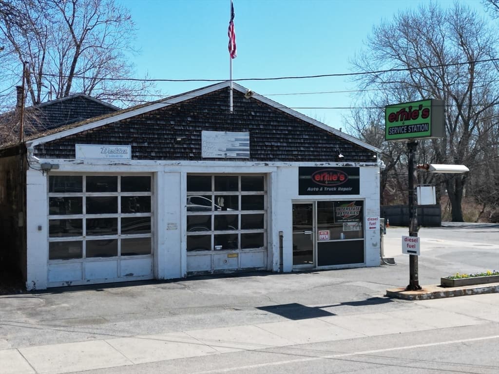 8 Main St. photo 3